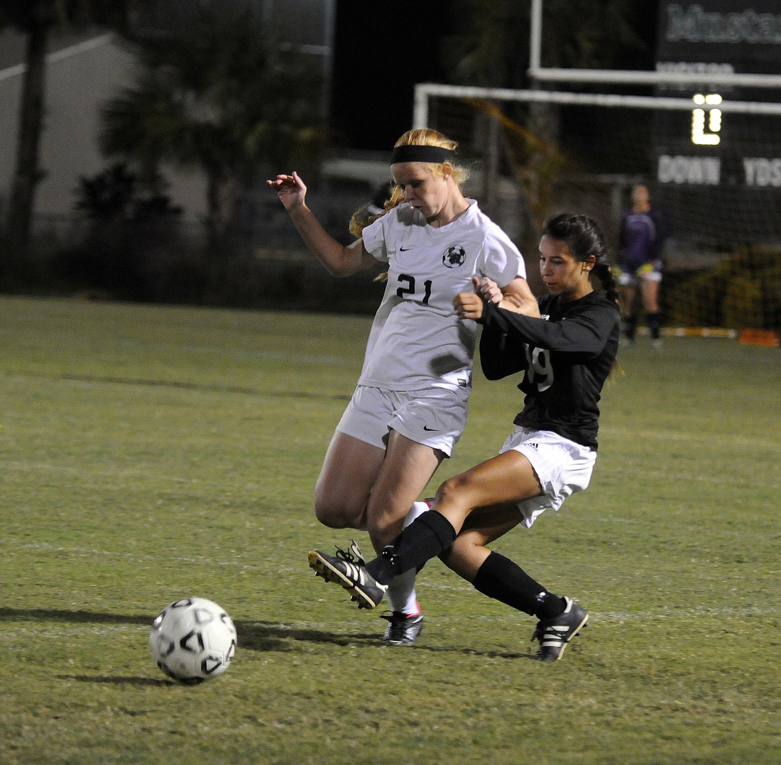 Lakewood Ranch's Caitlyn Klein and Braden River's Joanne Gigliotti battle for possession.
