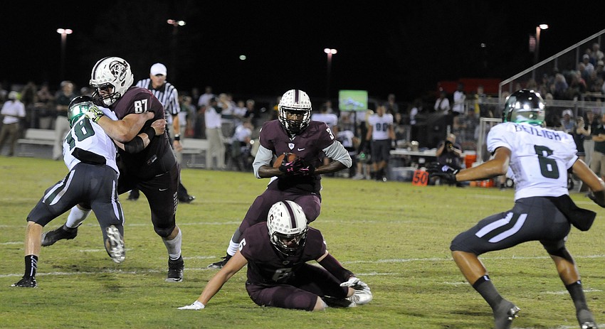 Braden River running back Jaylin Austin looks for a running lane in the first half.