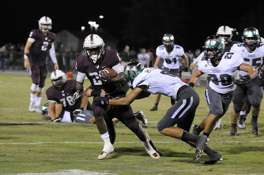 Braden River running back Dexter Hodo cuts to the outside in first half.