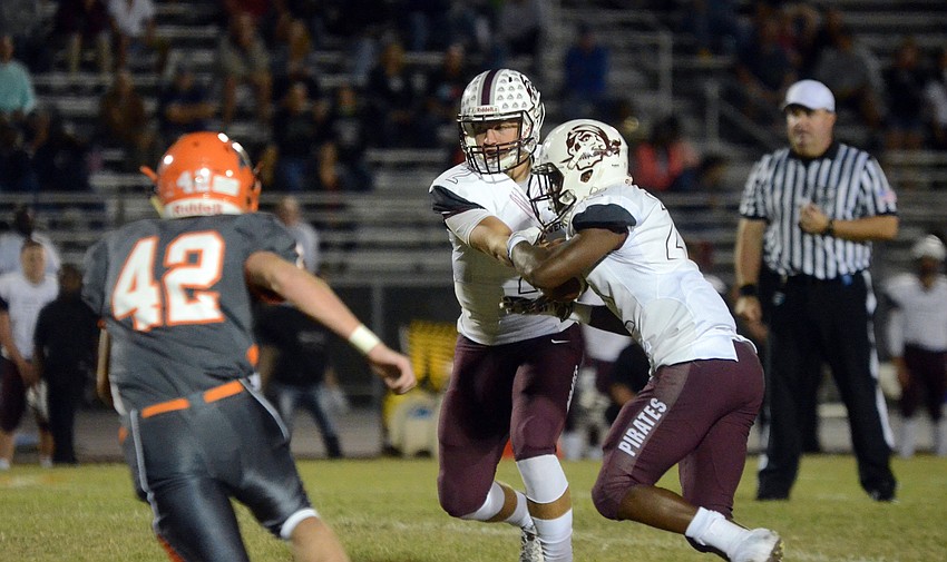 Braden River quarterback Jacob Huesman hands the ball off to running back Dexter Hodo. (courtesy Justin Kline)