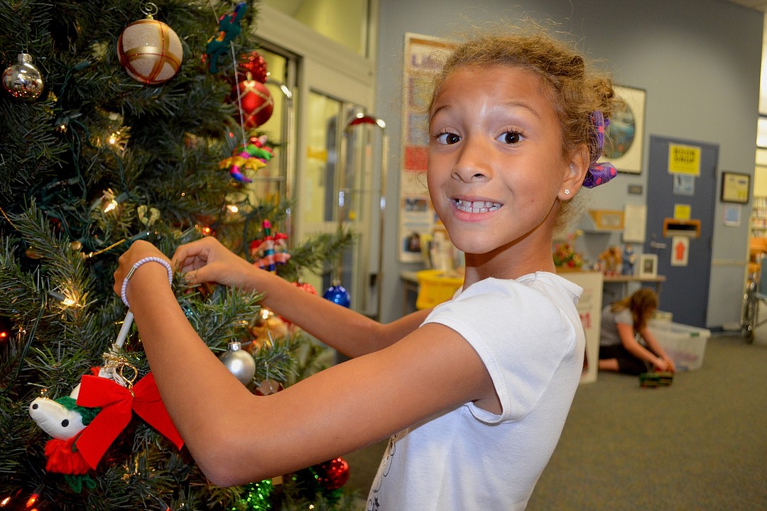Braden River Branch Library decks the halls Your Observer