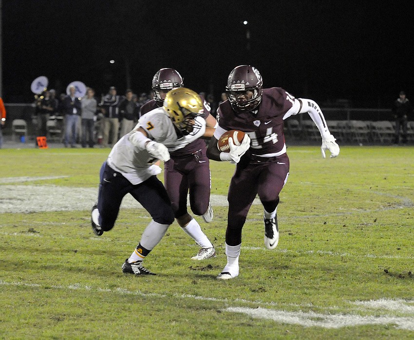 Braden River wide receiver Juwaan Jenkins hauled in a catch in the first quarter.