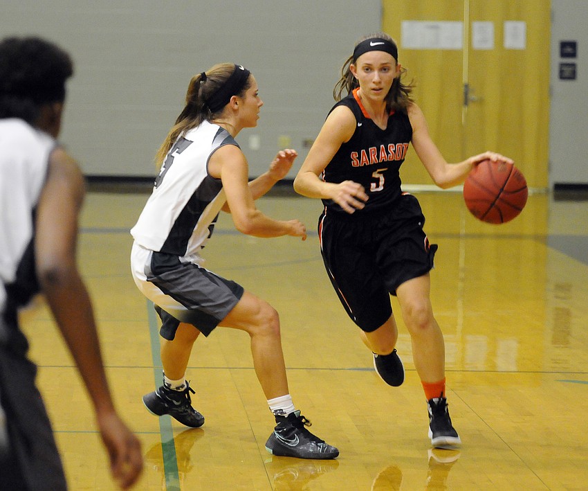 Sarasota junior guard Josie LeBlanc finished with 11 points against Lakewood Ranch.