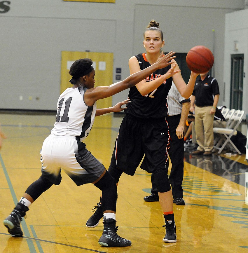 Sarasota junior Madison Pack passes the ball to a teammate in the second quarter.