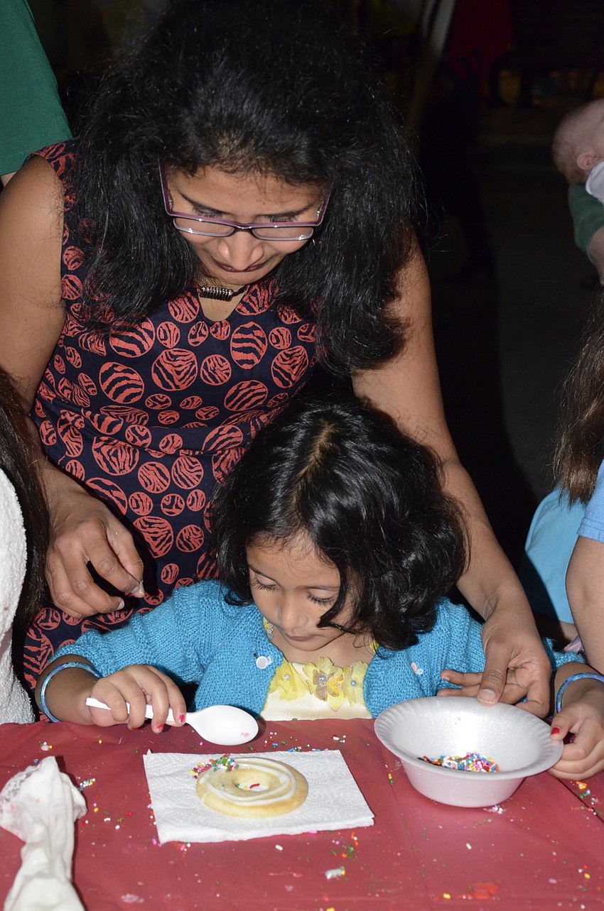 Sneha Boda helps her daughter, Sanvi, decorate a cookie. The Bodas are from Michigan and came to Lakewood Ranch to visit family.