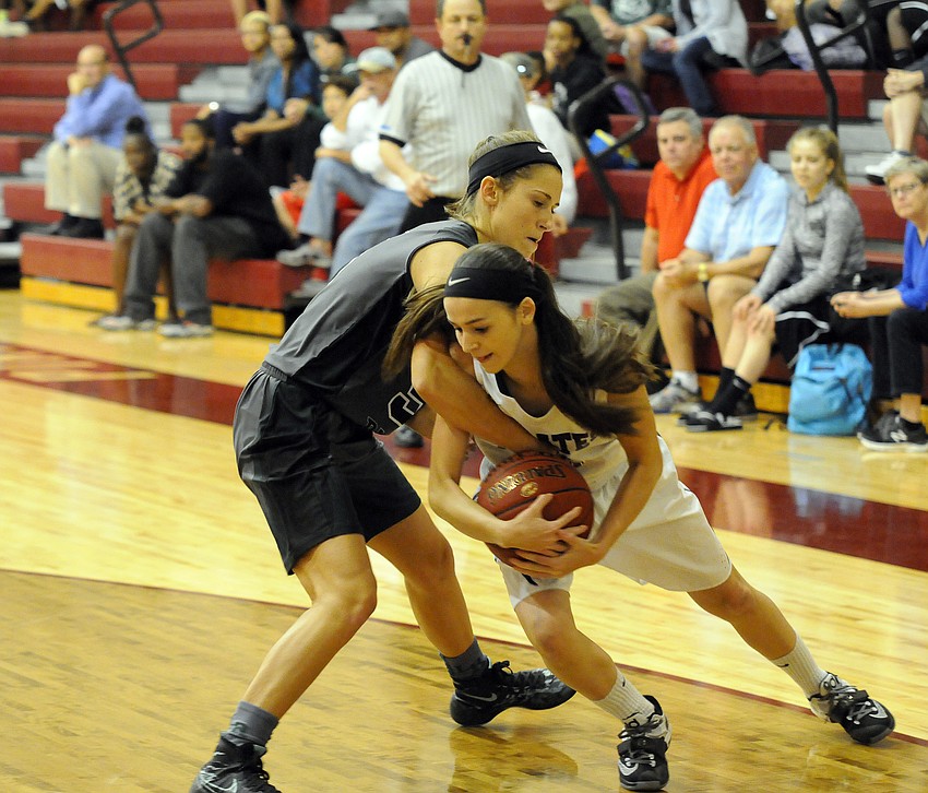 Lakewood Ranch's Kailyn Scully and Braden River's Bailee Steury battle for the ball in the first quarter.