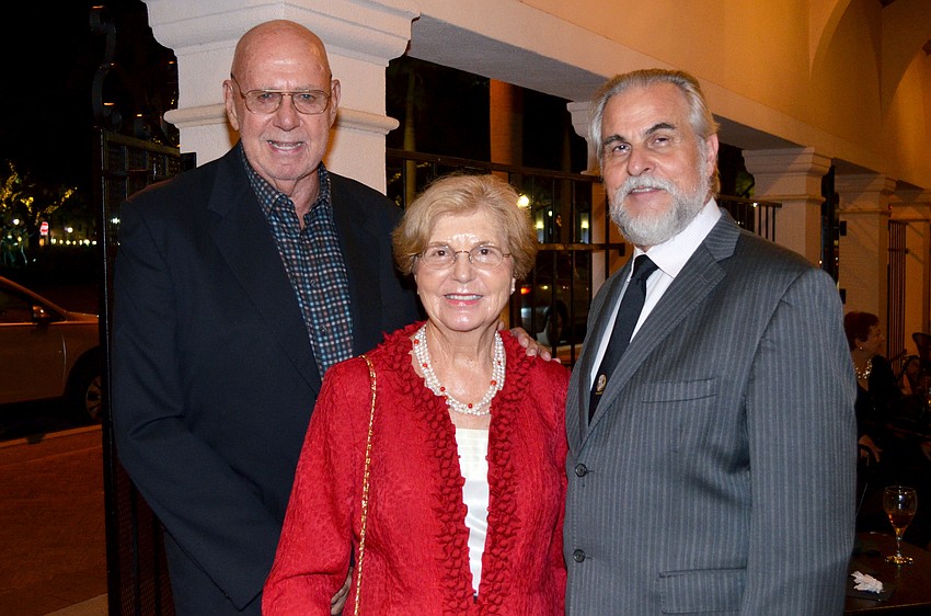 Arnold and Ronda Simonson with Victor DeRenzi