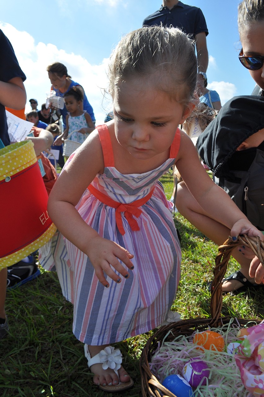 Brielle Hodges, 3, hunts fo eggs.