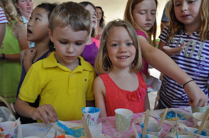 Park Reed and Kara Nickens, both 5, decorate sugar cookies.