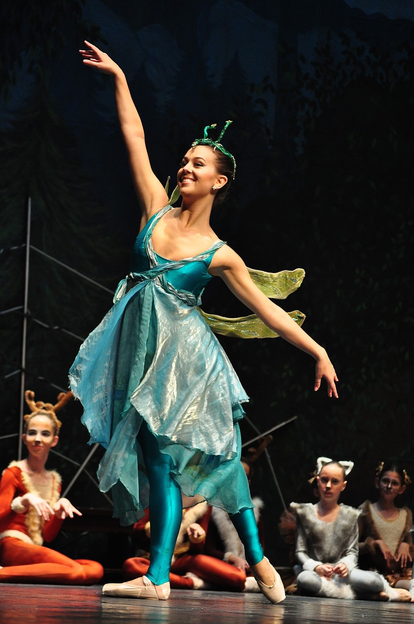 Brooke Wasserman portrays a dragonfly.