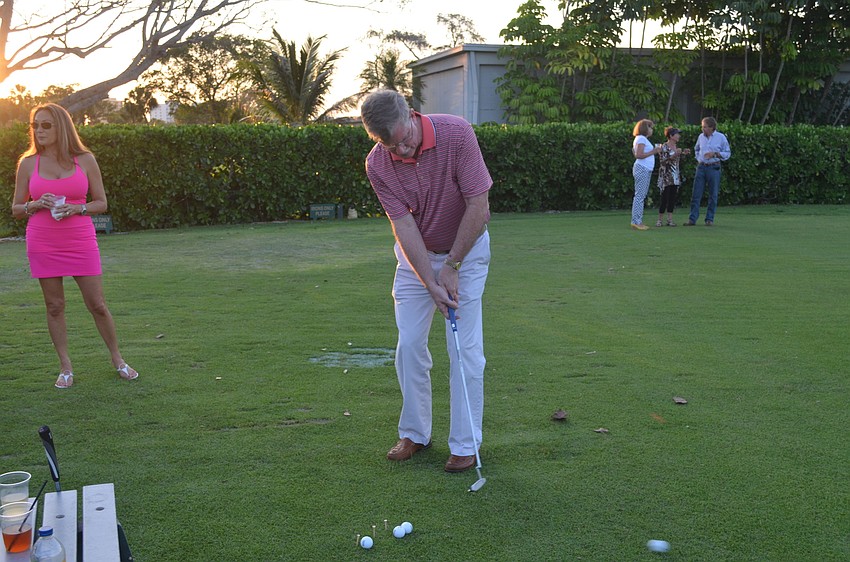 Steve Branham participates in the putting competition.
