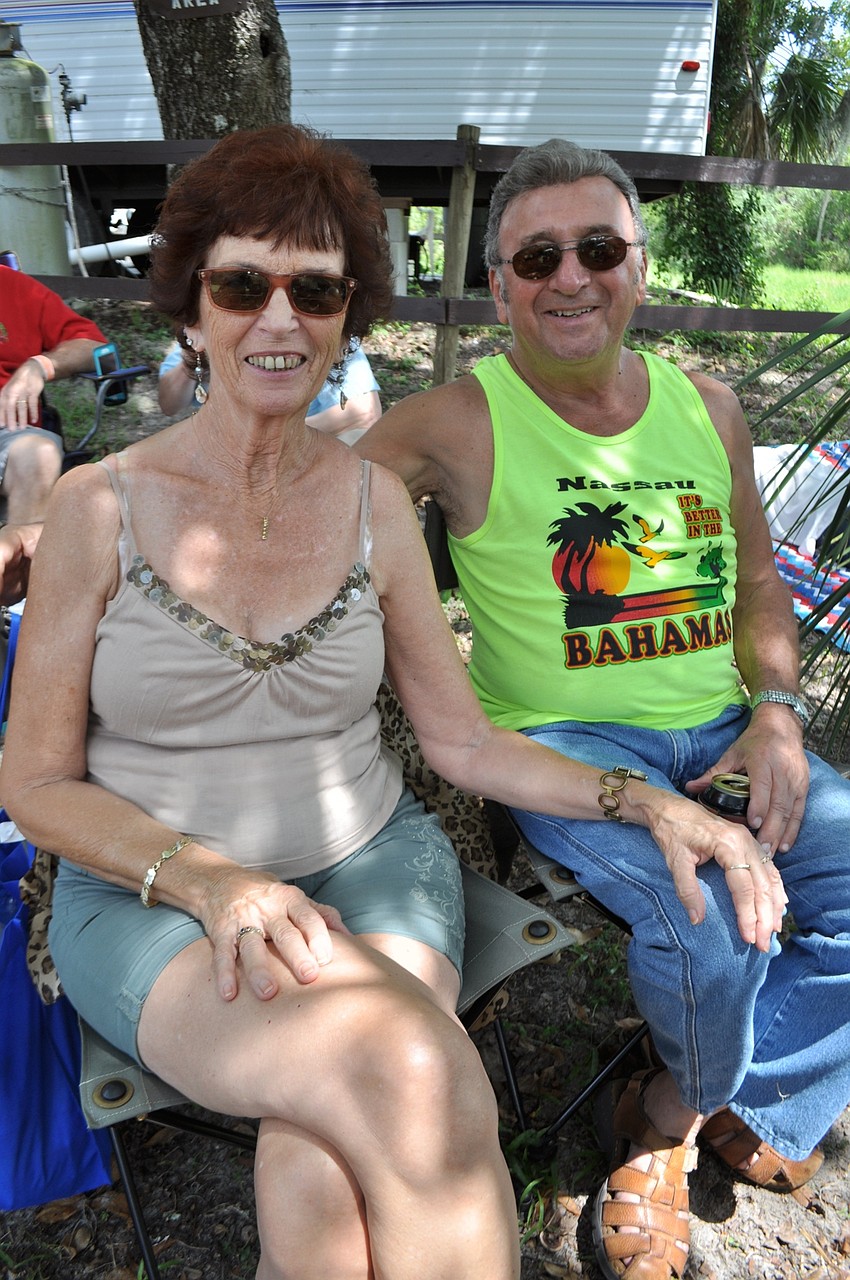Toni Lipscomb and Bob Fontaine find a shady spot near the front.