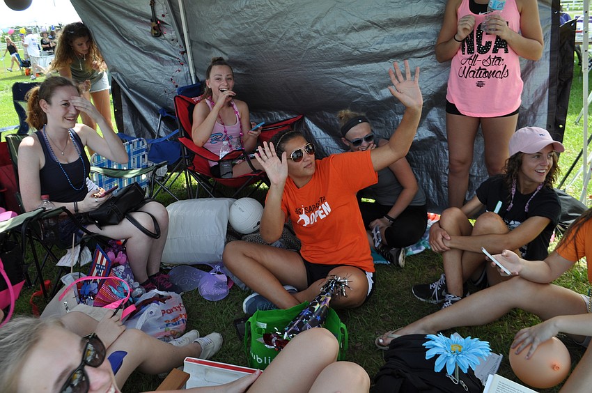 Kailey Carpenter, center, waits to bounce a balloon under a tent with other students in Lakewood Ranch High’s Lakewood Leaders club.