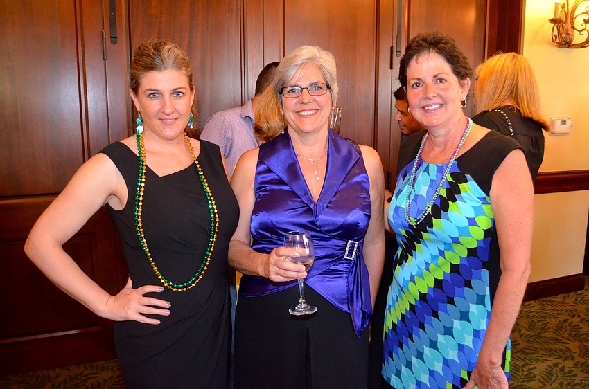 Michelle Gillespie, Ute Ratzel and Jan Ludke enjoy cold cocktails before dinner.