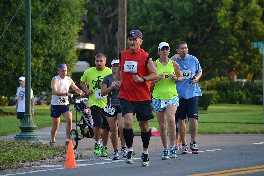 Runners round the corner before the first mile at Shore Drive.