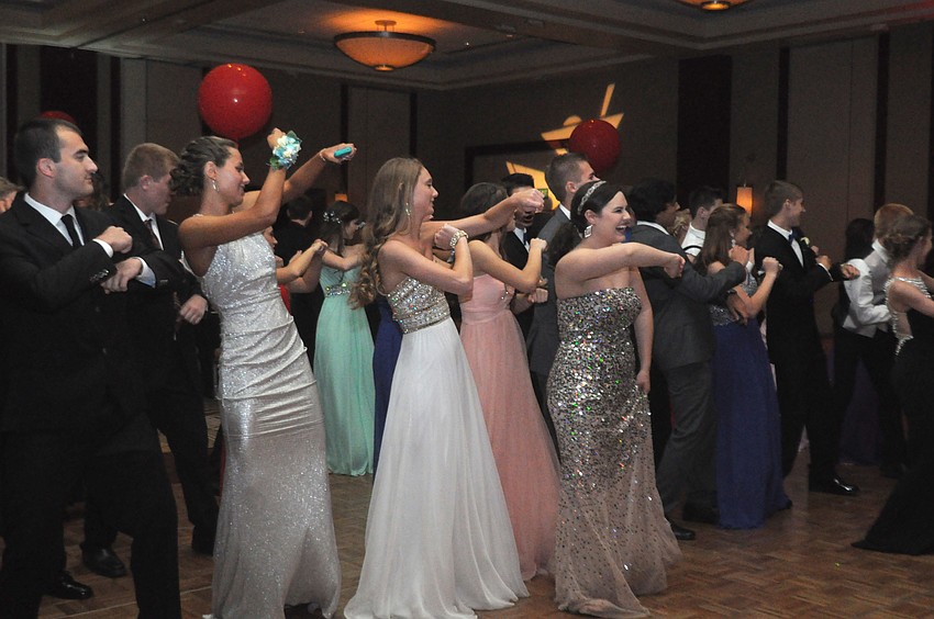 Lakewood Ranch High students dance to Wobble Baby by V.I.C.