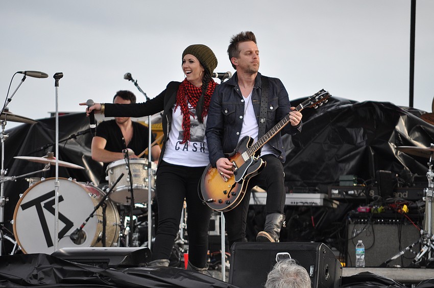 Thompson Square performs for the crowd.