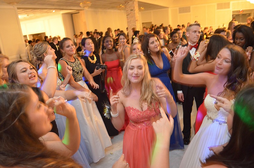 Students sing a long with “Style” by Taylor Swift.