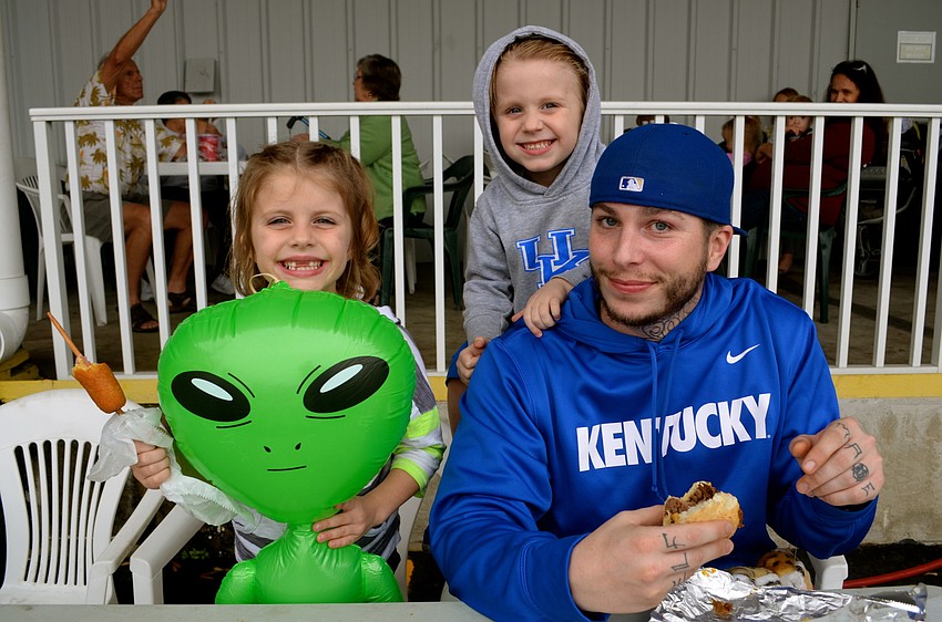 Lilli and Cal Wainscott enjoy lunch with their father, Joey.