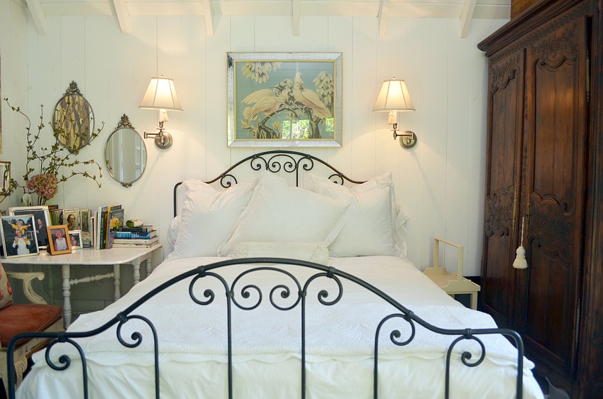 The guest house echoes the size of its companion, but here the interior is all white.