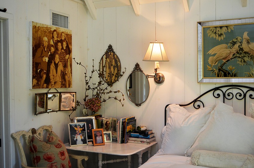 The guest house echoes the size of its companion, but here the interior is all white.