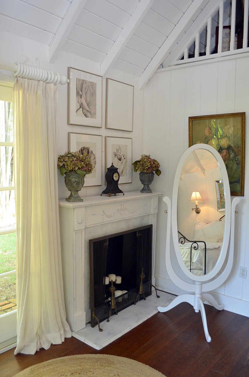 The guest house echoes the size of its companion, but here the interior is all white.