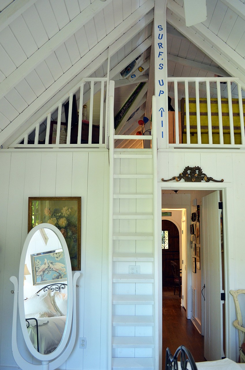 The guest house echoes the size of its companion, but here the interior is all white.