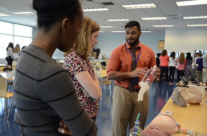 David Ragbeer, a LECOM student, explains lung functions.