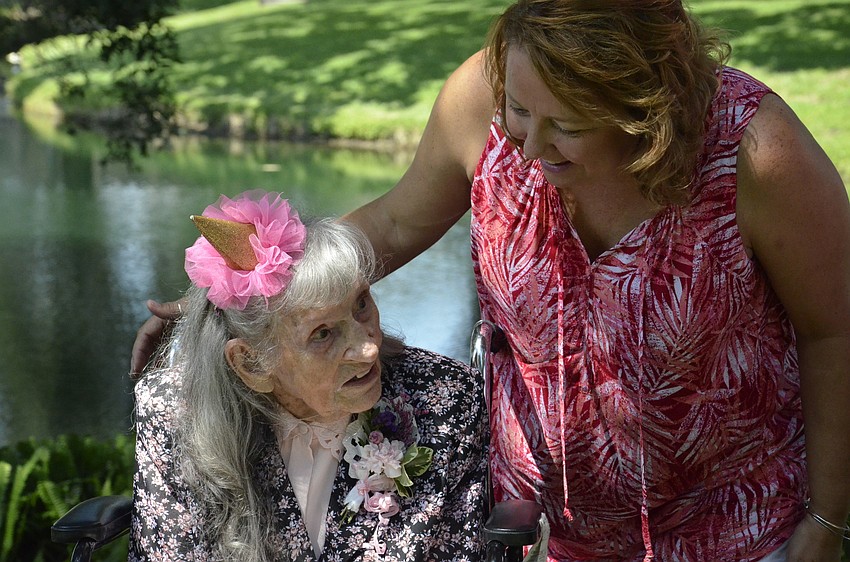 Edna Strode talks with her granddaughter, Gloria Shirey.