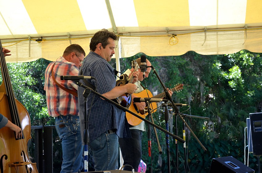 Keith and the Florida Bluegrass Express entertain patrons.