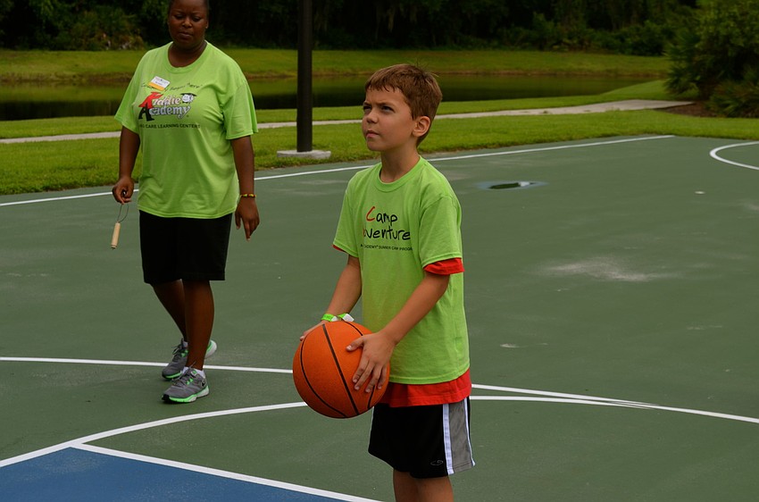 Jonathan Maassen focuses on the basketball hoop.