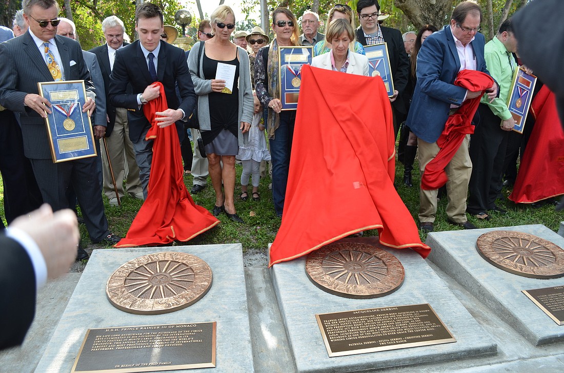 Louis Ducruet, Jacqueline Zerbini and Fred Pfening III unveil the plaques.