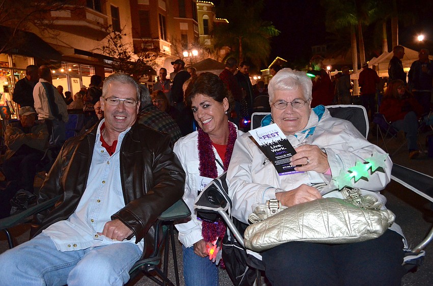 Kevin and Anne Muzzillo try to stay warm beside Barbara Blatz.
