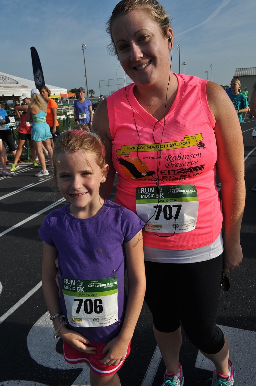 Abby and Brittany Thayer prepare for the race.