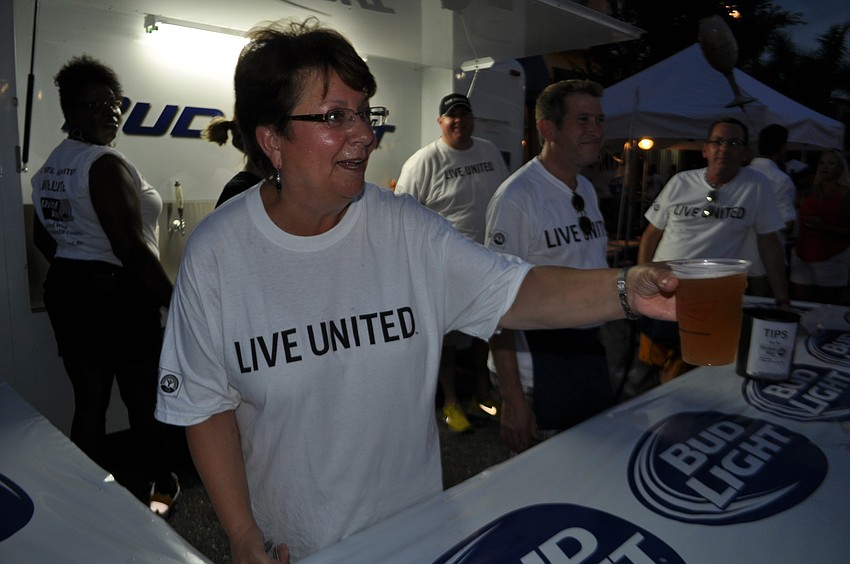 Michele Passarelli pours drinks for United Way.