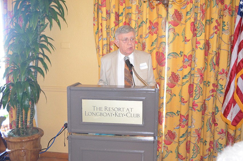 President Murray Blueglass speaks to members.