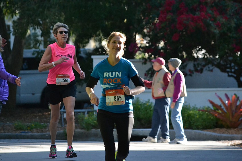 Runners enter Marie Selby Botanical Gardens after mile 10.