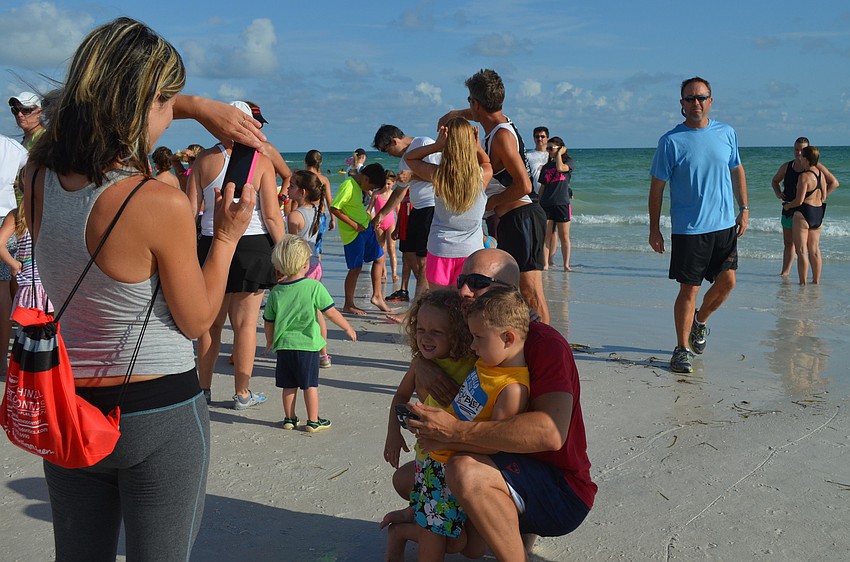 Ina Bruns takes a photo of Kevin, Larissa and Damian before the run.