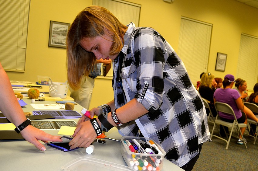 Annie Ross decorates a 