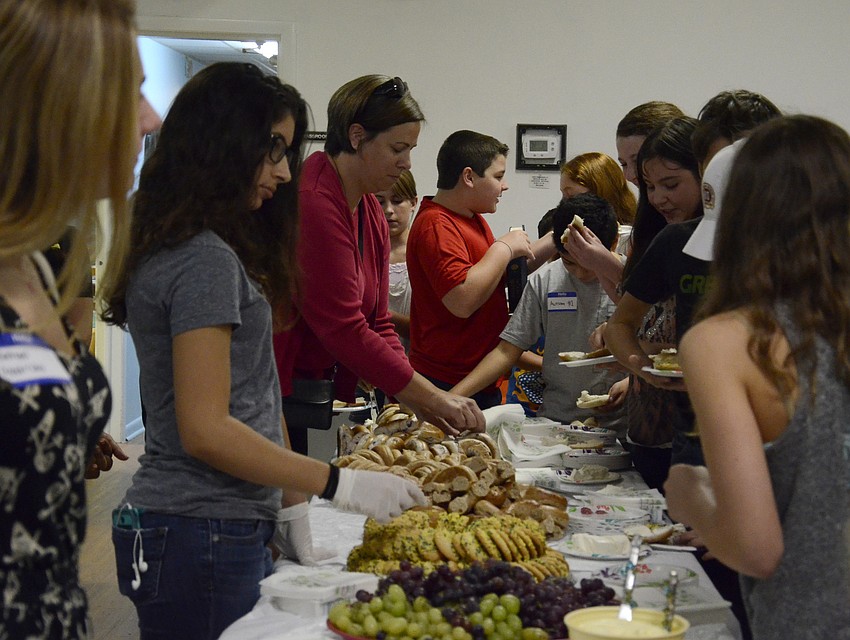 Students and parents lined up for bagels, cookies and fruit after the religious school orientation during the Temple's 