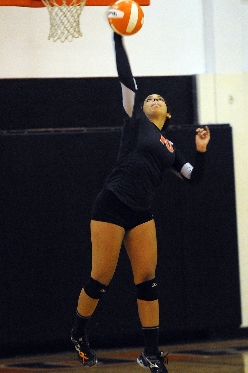 Sarasota setter Gaby Diaz recorded four aces for the Lady Sailors.