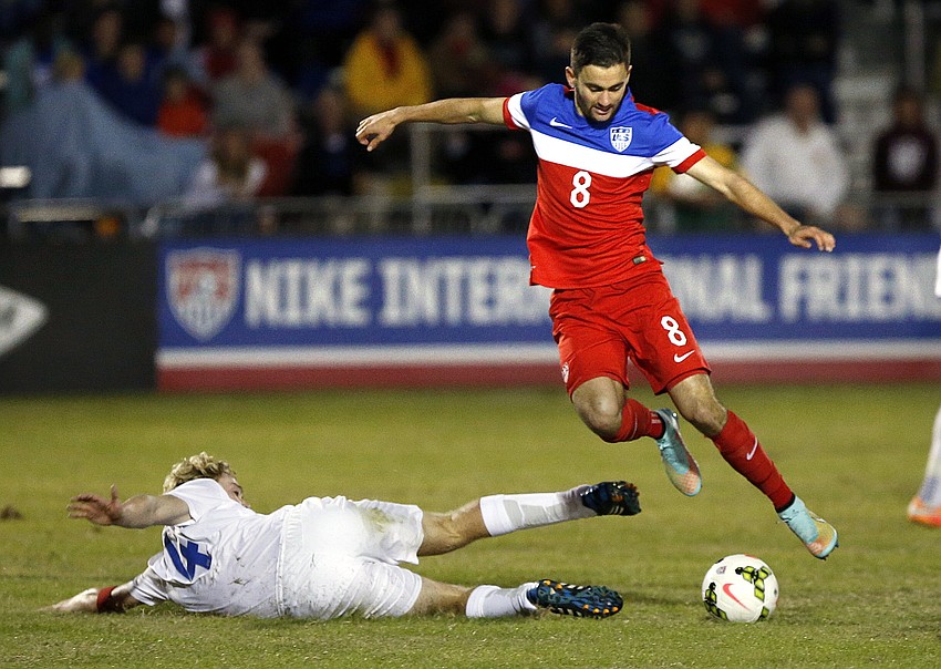 Midfielder Luca de La Torre maintains possession for the U.S. Under-17 Menâ€™s National Team during its game versus England.