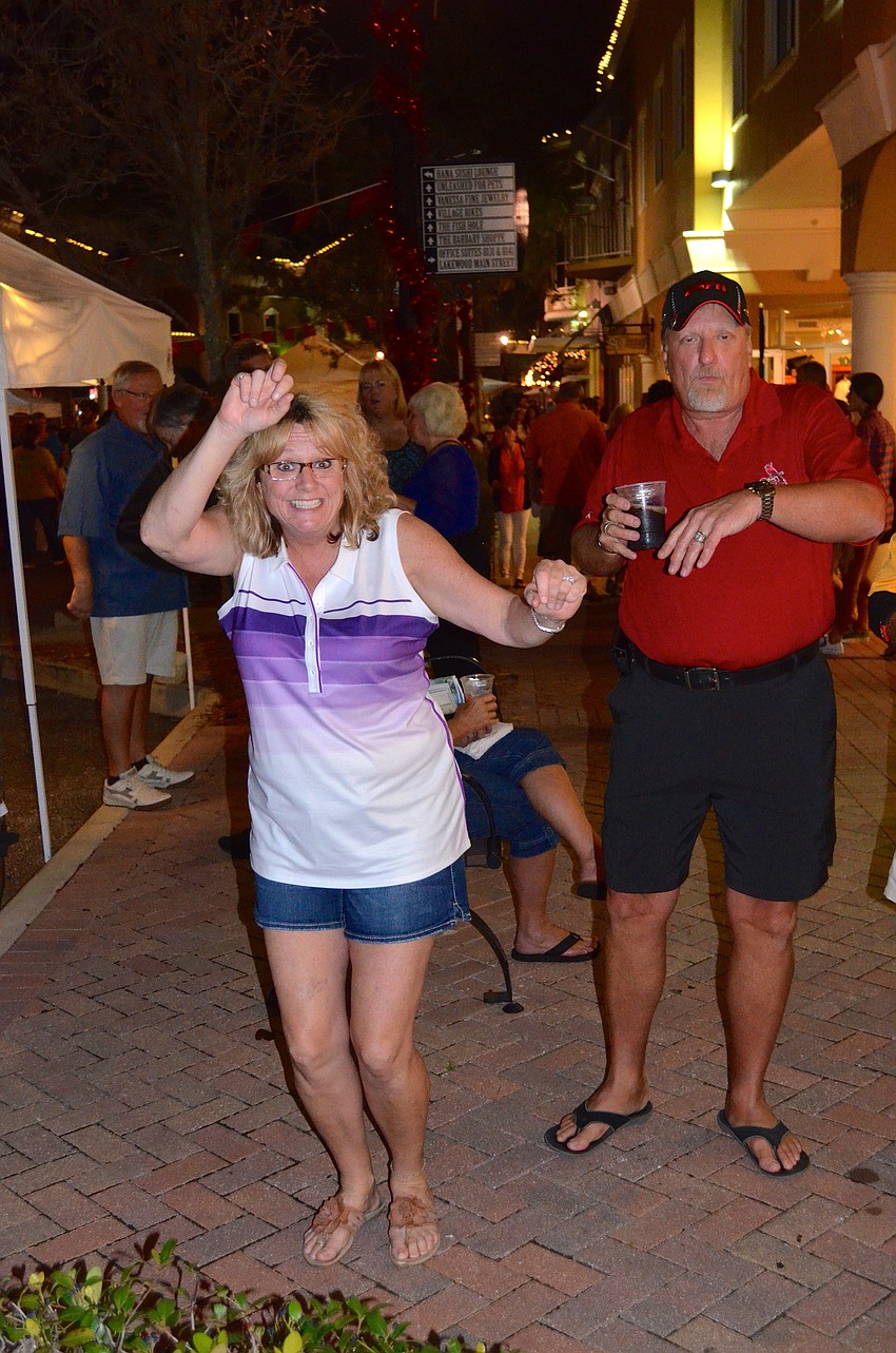 Kimi Brady and Mike Hansen enjoy the live music.