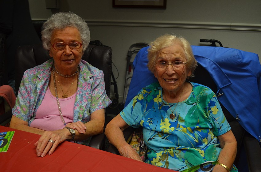Carolyn Keller and Sylvia Weiss have cake. 