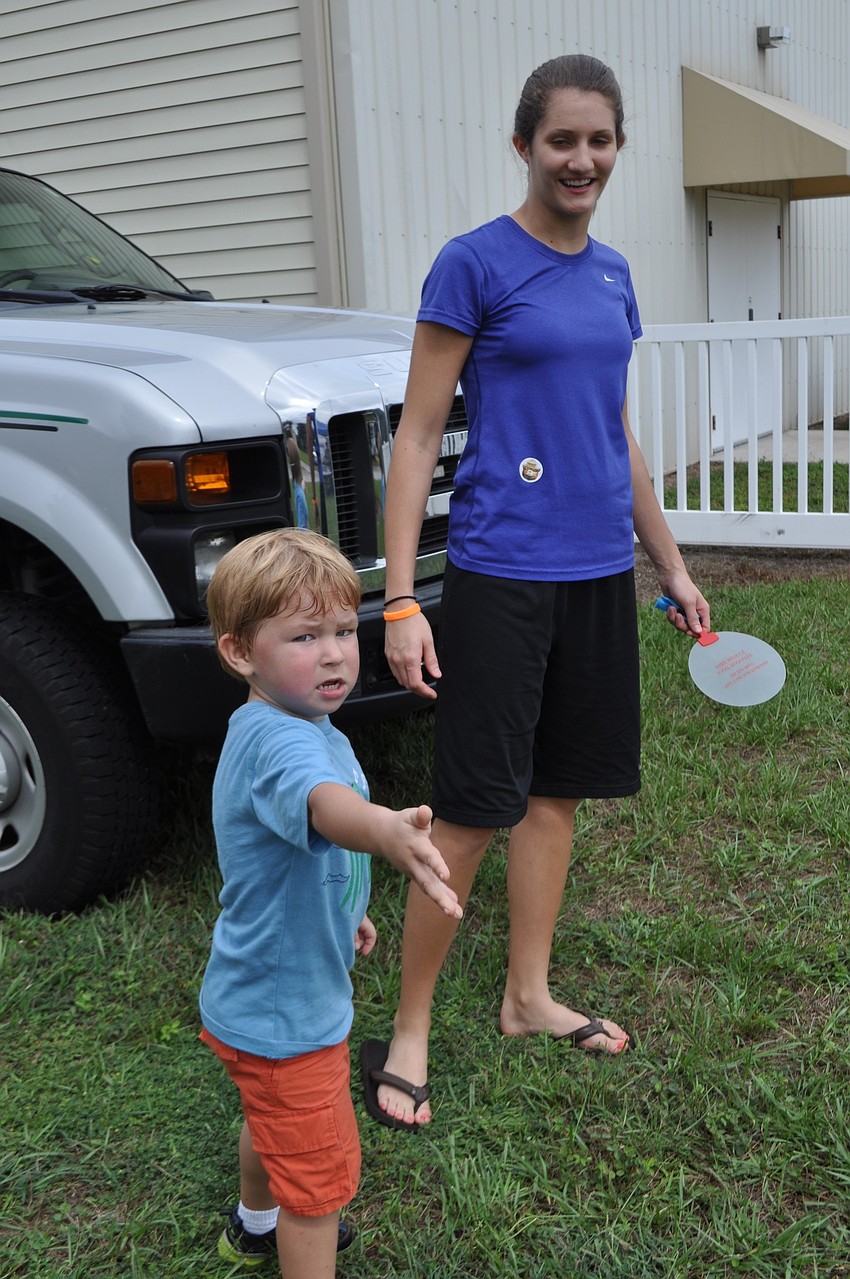 Trey Danforth and Shayla Kane play frisbee.