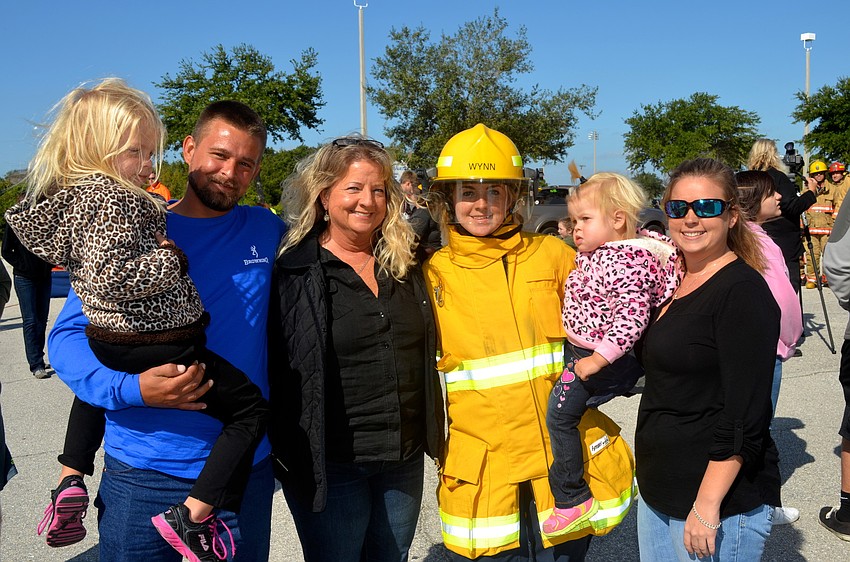 Jayden Squires, Leavie Owens, Marie Wynn, Michaela Wynn, Janelle Wynn and Reagan Squires support the competitors.