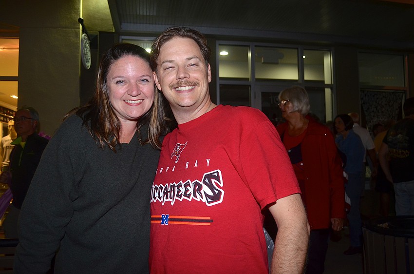 Mary and Chris Schmidt enjoy cold drinks.