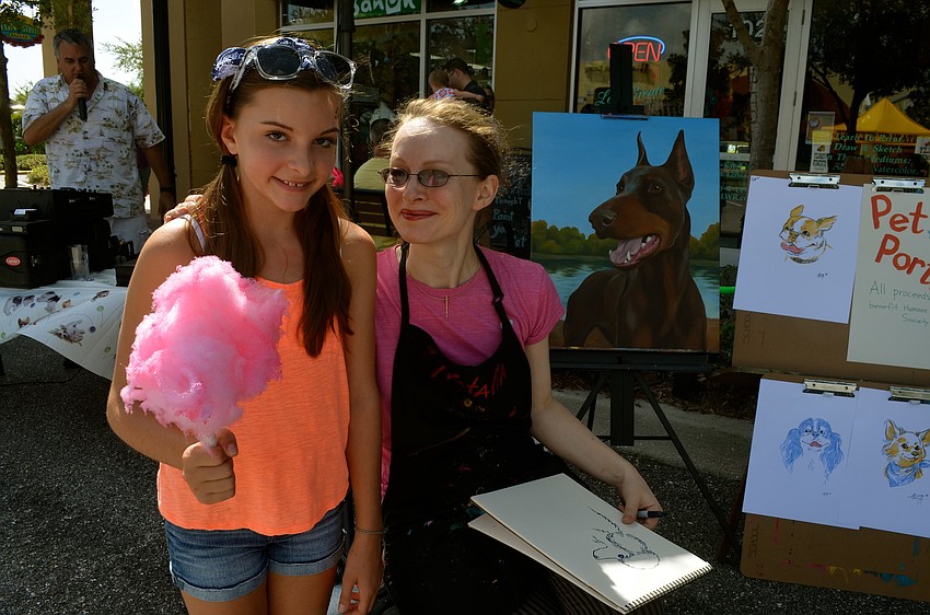 Karon Franqueiro and Natalia Zezyanova show art demonstrations during the event.