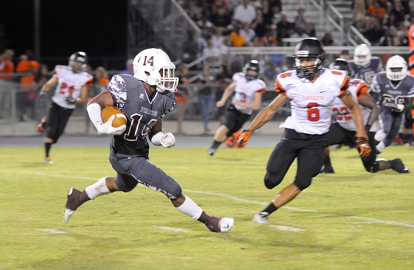 Braden River senior cornerback Davion Banks returns a kickoff in the third quarter.