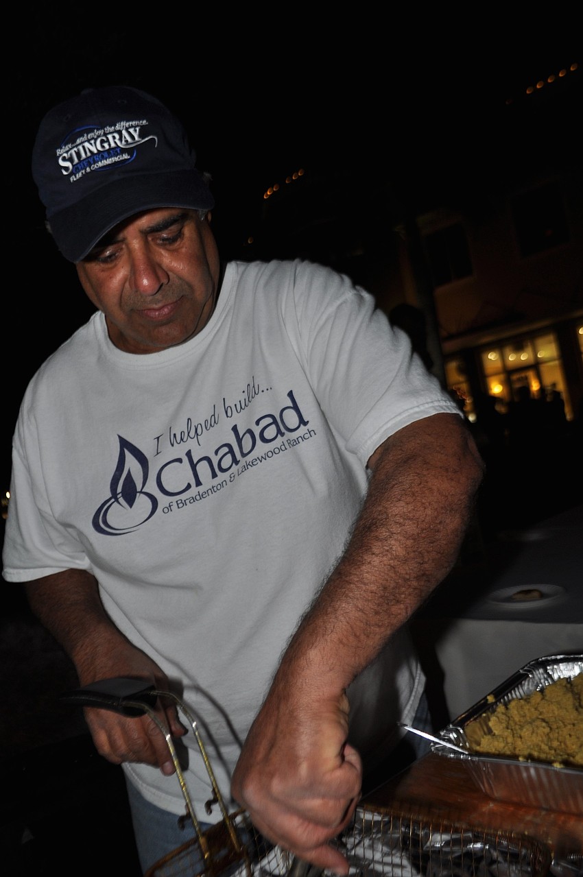 Yoav Cohen cooks falafels.